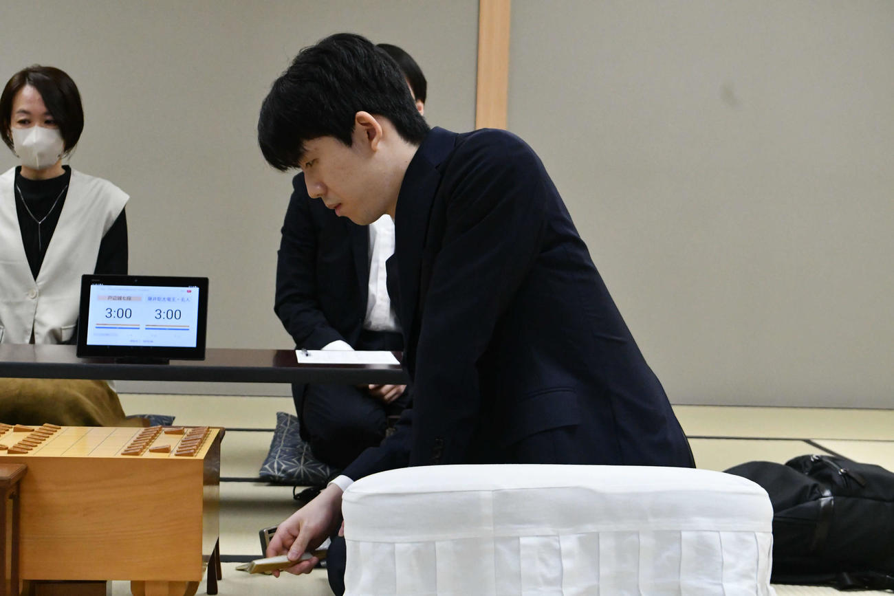 戸辺誠七段との対局開始前から扇子を手に盤に集中する藤井聡太7冠