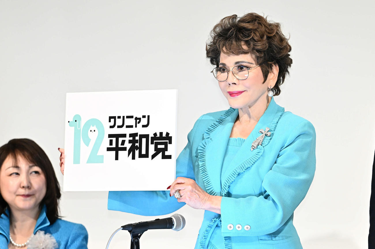 新党「12（ワンニャン）平和党」の代表に就任し会見でパネルを手にするデヴィ夫人（撮影・滝沢徹郎）