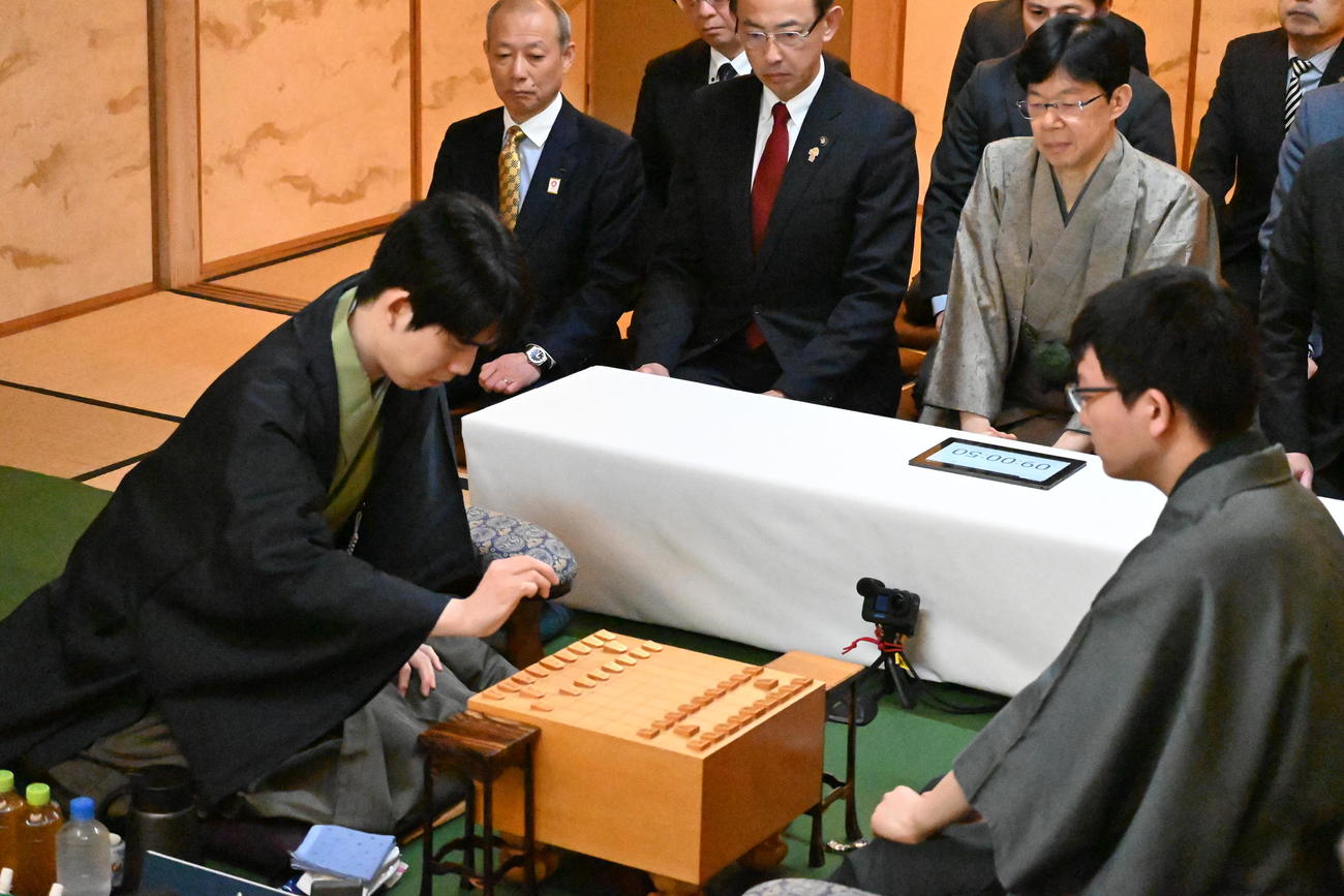 初手を指す藤井聡太王将（撮影・松浦隆司）