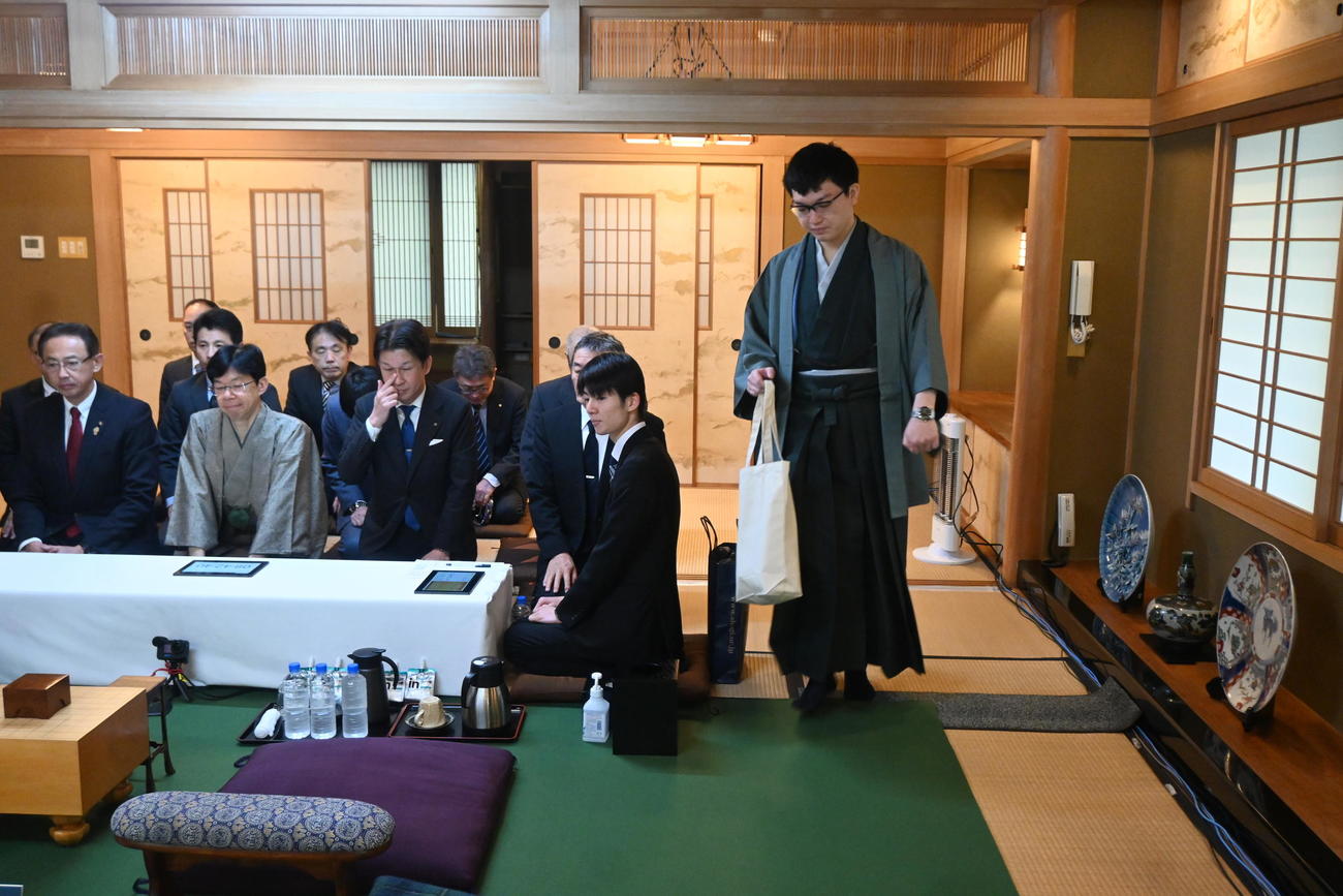大阪府高槻市「山水館」の対局場に入室する永瀬拓矢九段（撮影・松浦隆司）