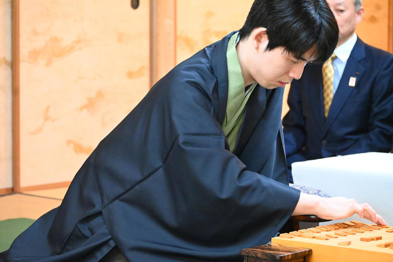 対局に臨んだ藤井聡太王将（撮影・松浦隆司）