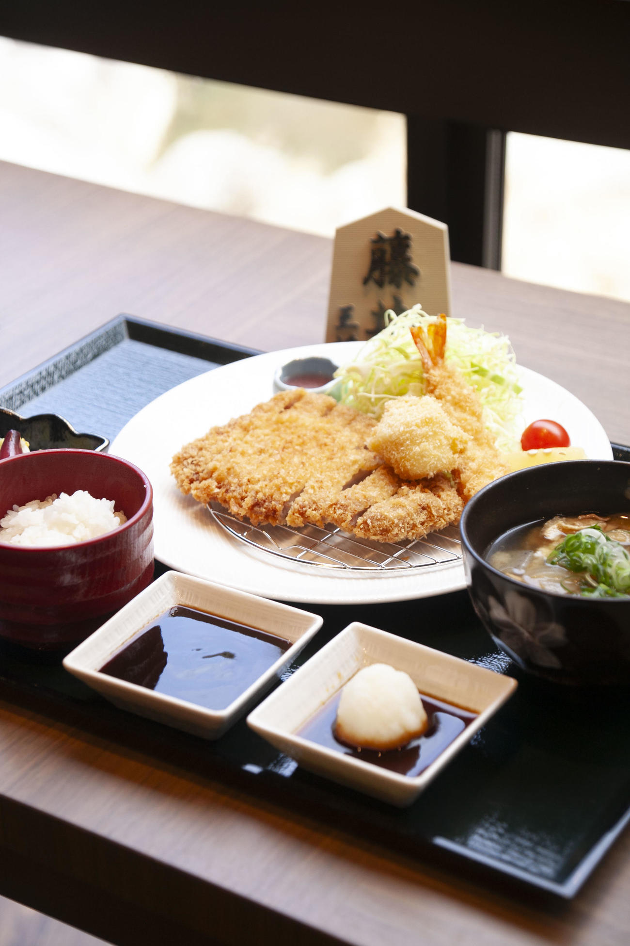 藤井聡太王将の昼食「カツ御膳」（日本将棋連盟提供）