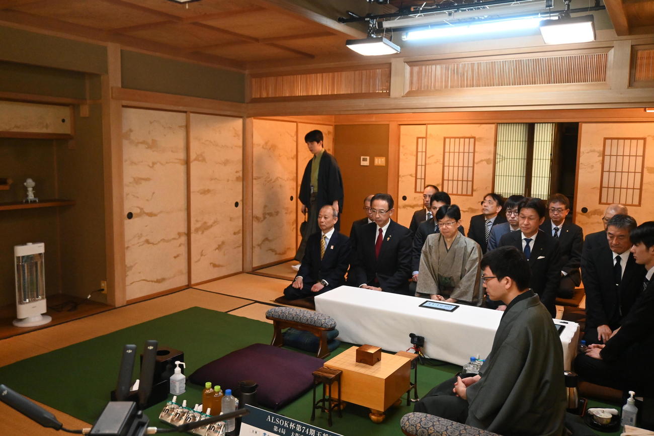 大阪府高槻市「山水館」の対局場に入室する藤井聡太王将（撮影・松浦隆司）