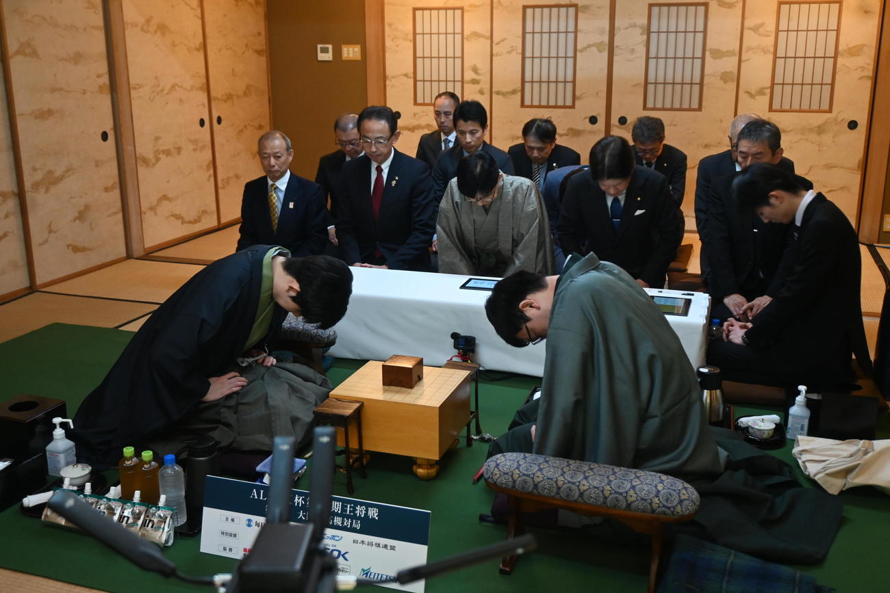 対局を開始した永瀬拓矢九段（右）藤井聡太王将（撮影・松浦隆司）