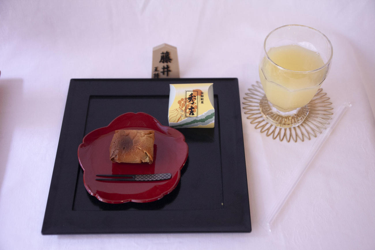 藤井聡太王将の午前のおやつ「秀吉」「りんごジュース」（日本将棋連盟提供）