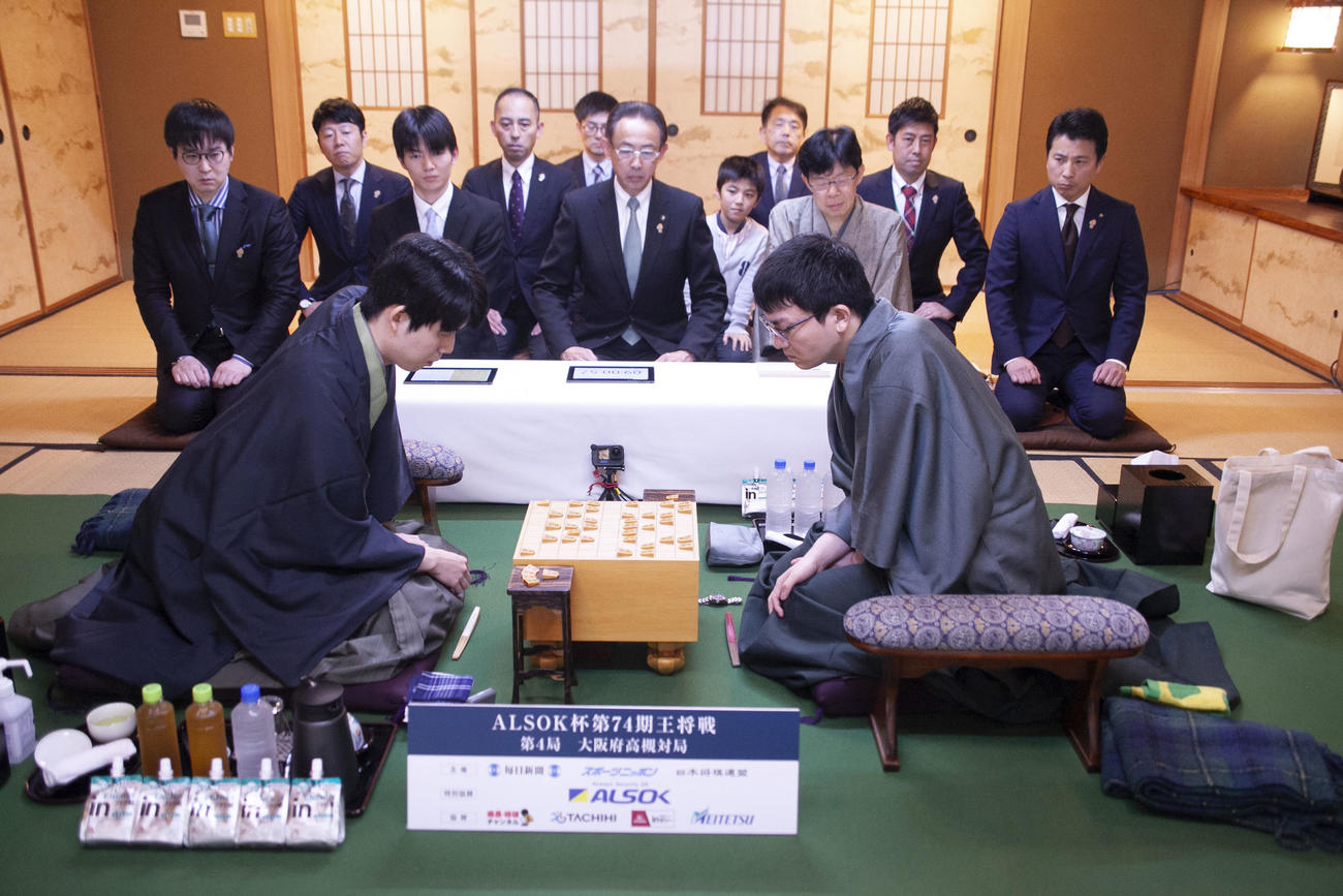 王将戦2日目に臨んだ藤井聡太王将（左）と永瀬拓矢九段（日本将棋連盟提供）