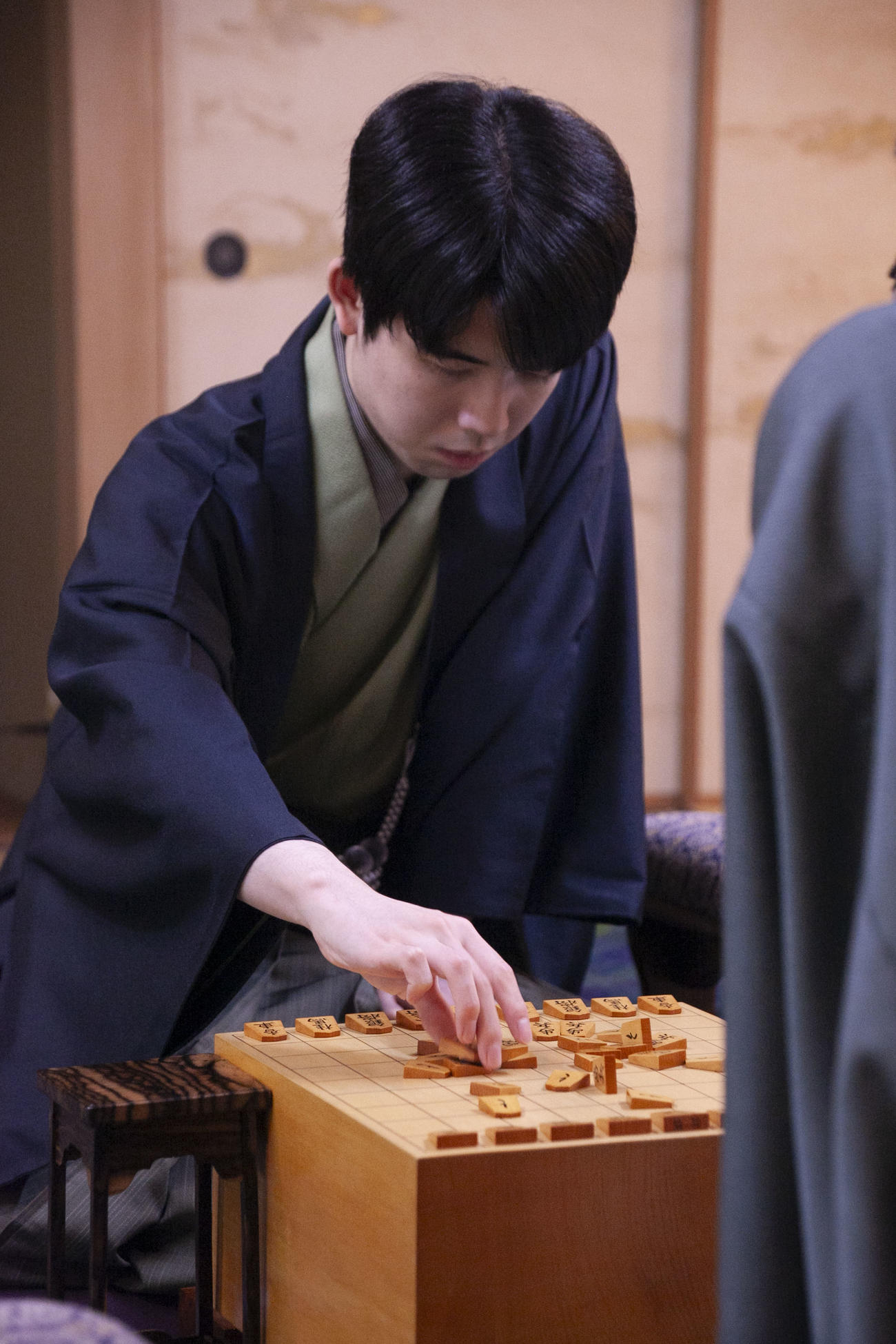 王将戦第4局2日目に臨んだ藤井聡太王将（日本将棋連盟提供）