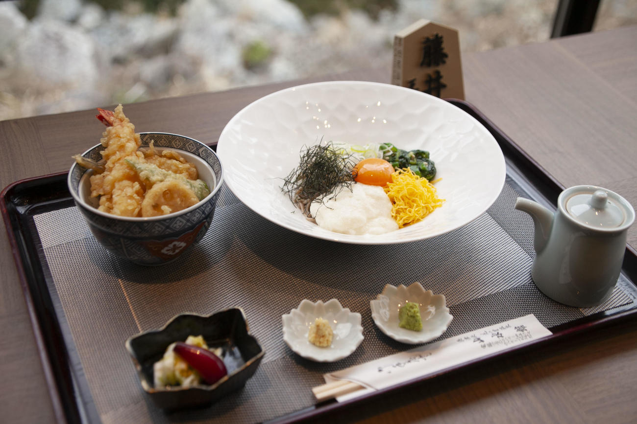 藤井聡太王将の昼食「ミニ天丼とぶっかけとろろそば」（日本将棋連盟提供）