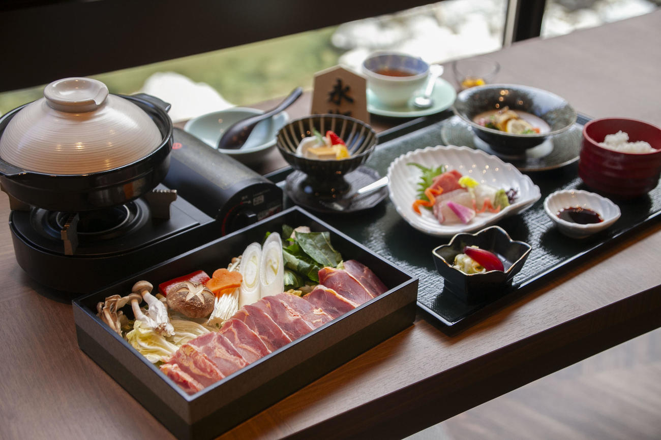 永瀬拓矢九段の昼食「キジ鍋膳」「ホットストレートティー」（日本将棋連盟提供）