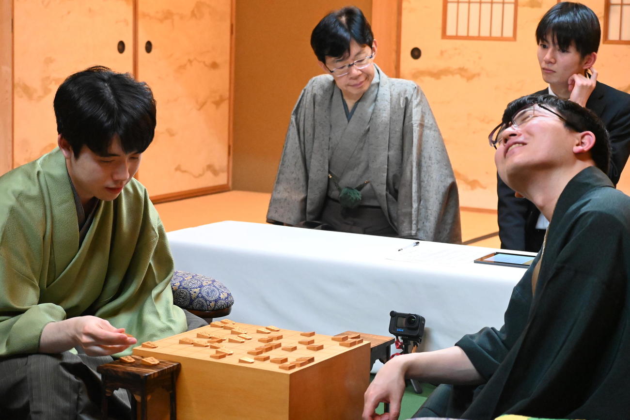 終局後、感想戦を行う永瀬拓矢九段（右）藤井聡太王将谷川浩司17世名人（中央）（撮影・松浦隆司）