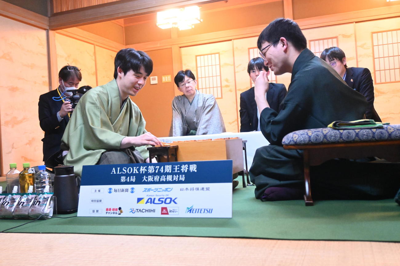 終局後、感想戦を行う永瀬拓矢九段（右）藤井聡太王将（撮影・松浦隆司）