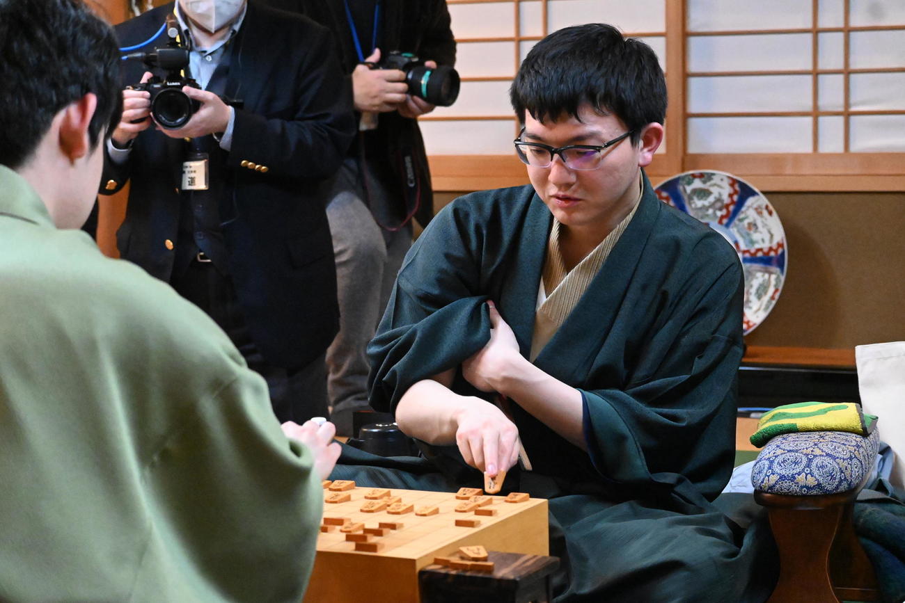 終局後、感想戦を行う永瀬拓矢九段（撮影・松浦隆司）