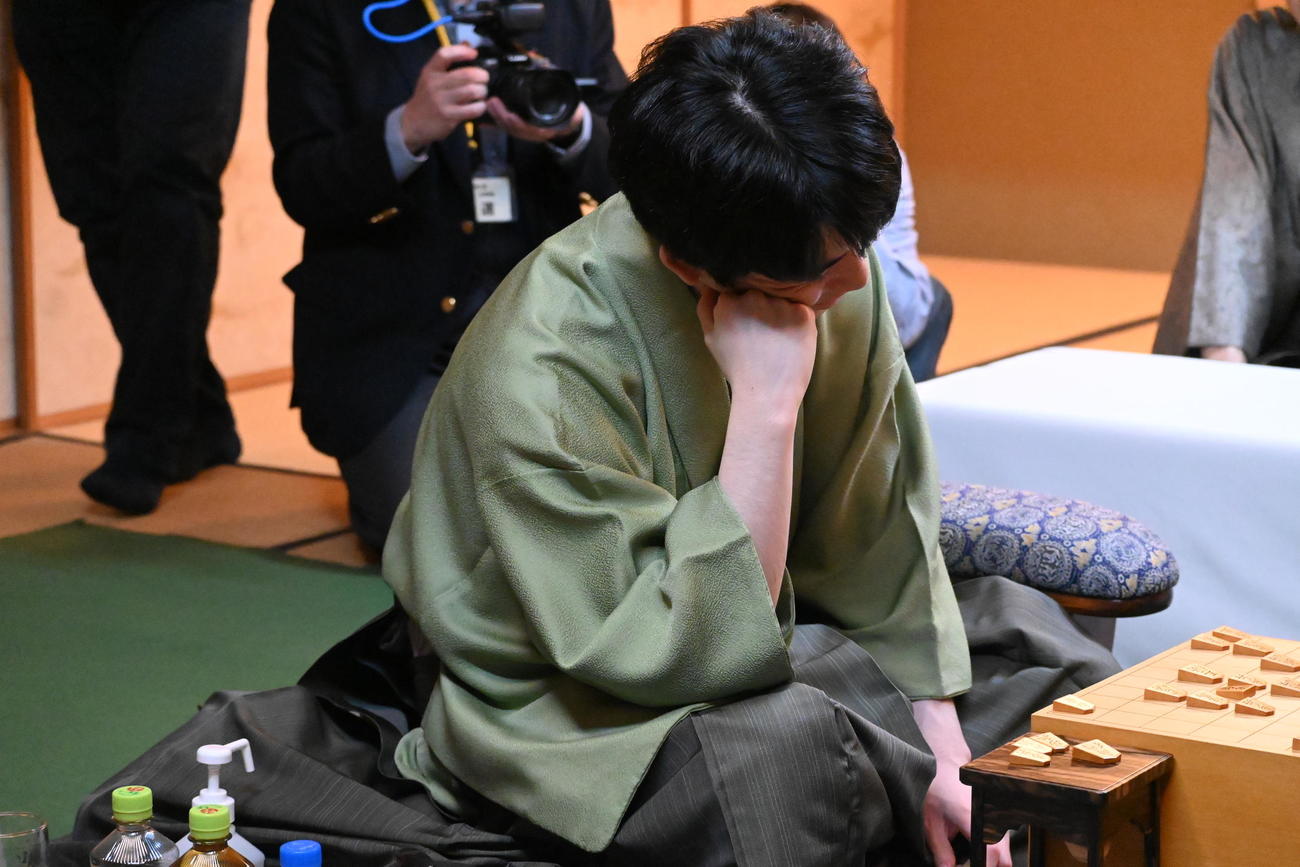 終局後、感想戦を行う藤井聡太王将（撮影・松浦隆司）