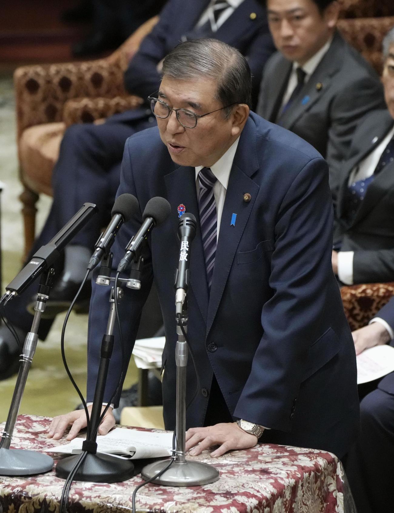 衆院予算委の集中審議で答弁する石破首相（共同）