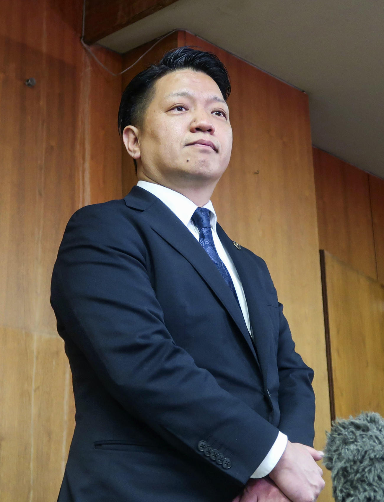 大阪府岸和田市議会の本会議後、取材に応じる永野耕平市長（共同）