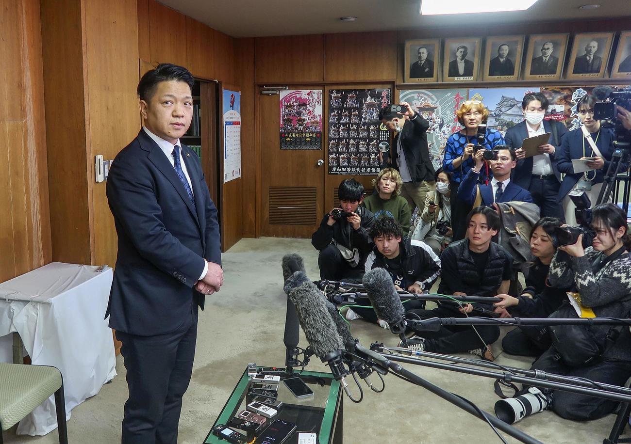 大阪府岸和田市議会の本会議後、取材に応じる永野耕平市長（共同）