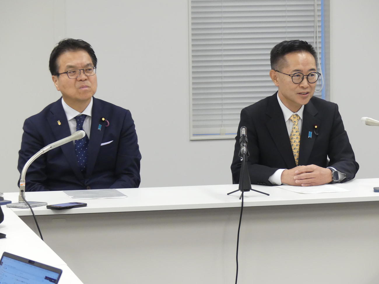 「年収の壁」をめぐる3党協議後、取材に応じる国民民主党の古川元久代表代行（右）と浜口誠政調会長（撮影・中山知子）