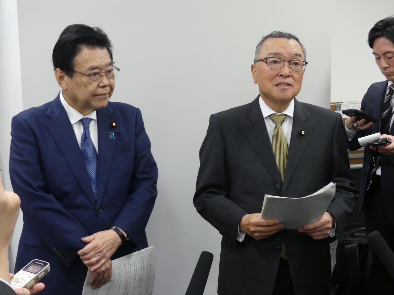 国民民主党との「年収の壁」をめぐる3党協議後、取材に応じる自民党の宮沢洋一税調会長（右）（撮影・中山知子）