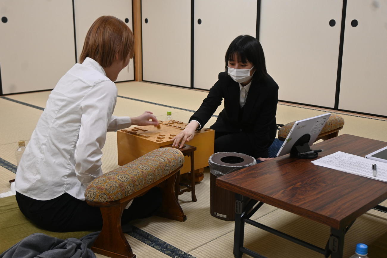 女流棋士デビュー7連勝はならなかった中七海女流三段（右）は終局後、磯谷祐維女流初段と感想戦を行う（撮影・松浦隆司）