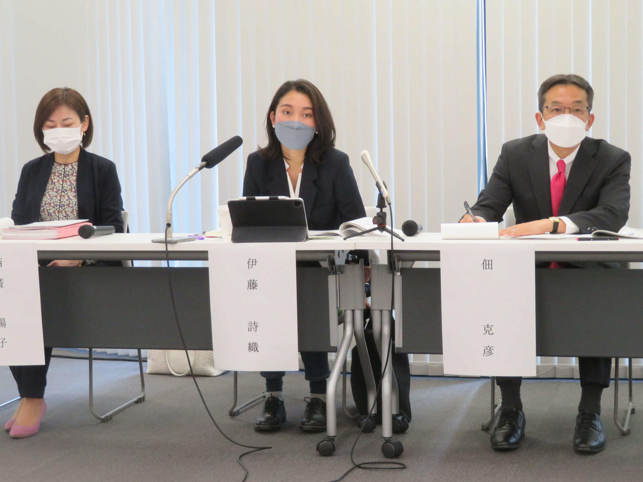 2022年3月、都内で会見を開いた、左から西廣陽子弁護士、伊藤詩織さん、佃克彦弁護士