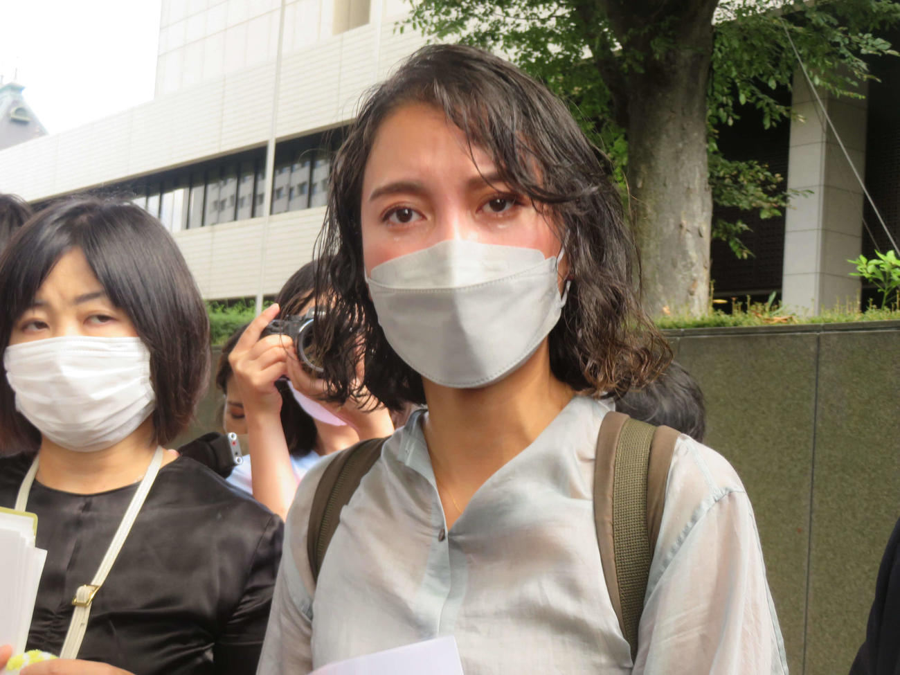 控訴審終了後、取材に応じ、涙ながらに思いを語るジャーナリストの伊藤詩織さん＝2021年9月21日