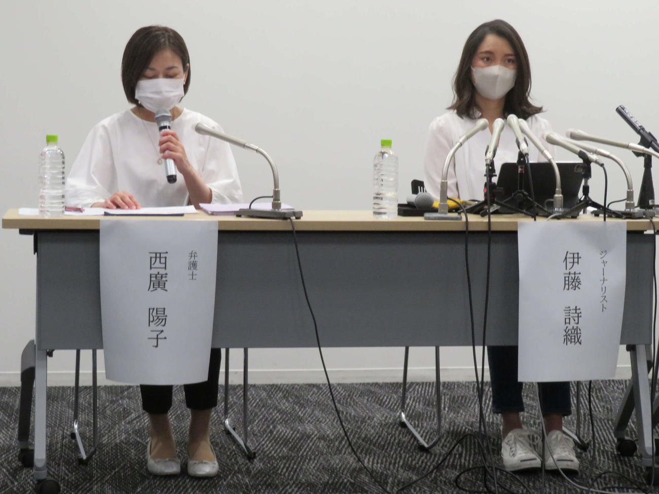 2022年7月の会見で、質問に答える伊藤詩織さんと西廣陽子弁護士