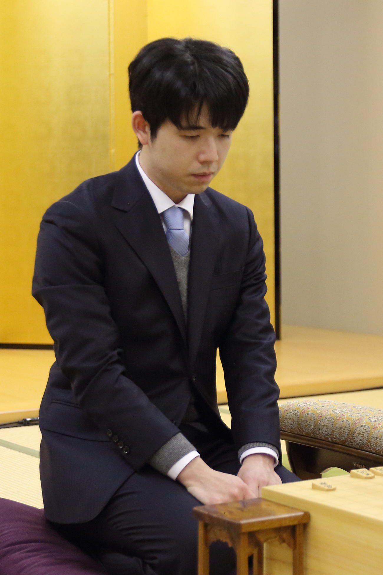 金沢市内で前日検分を行った藤井聡太棋王（日本将棋連盟提供）