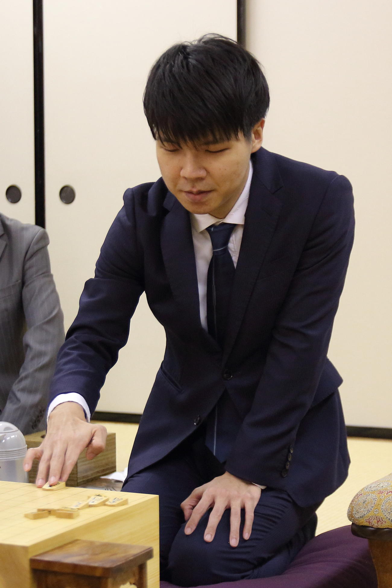金沢市内で前日検分を行った増田康宏八段（日本将棋連盟提供）
