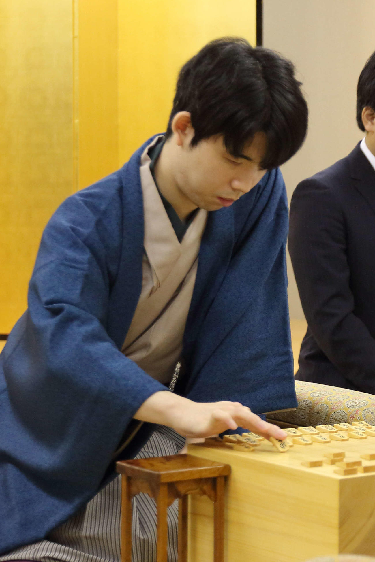 棋王戦5番勝負第2局に臨んだ藤井聡太棋王（日本将棋連盟提供）