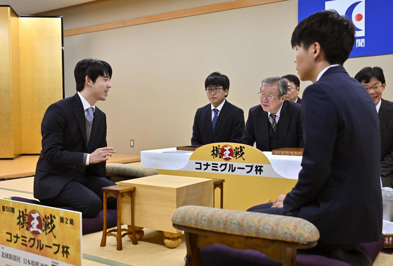 将棋の第50期棋王戦コナミグループ杯5番勝負の第2局を前に、検分する藤井聡太棋王（左）と増田康宏八段