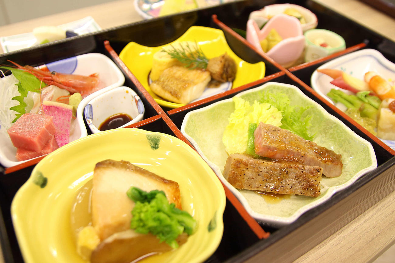藤井聡太棋王、増田康宏八段の昼食「加賀会席弁当」（日本将棋連盟提供）