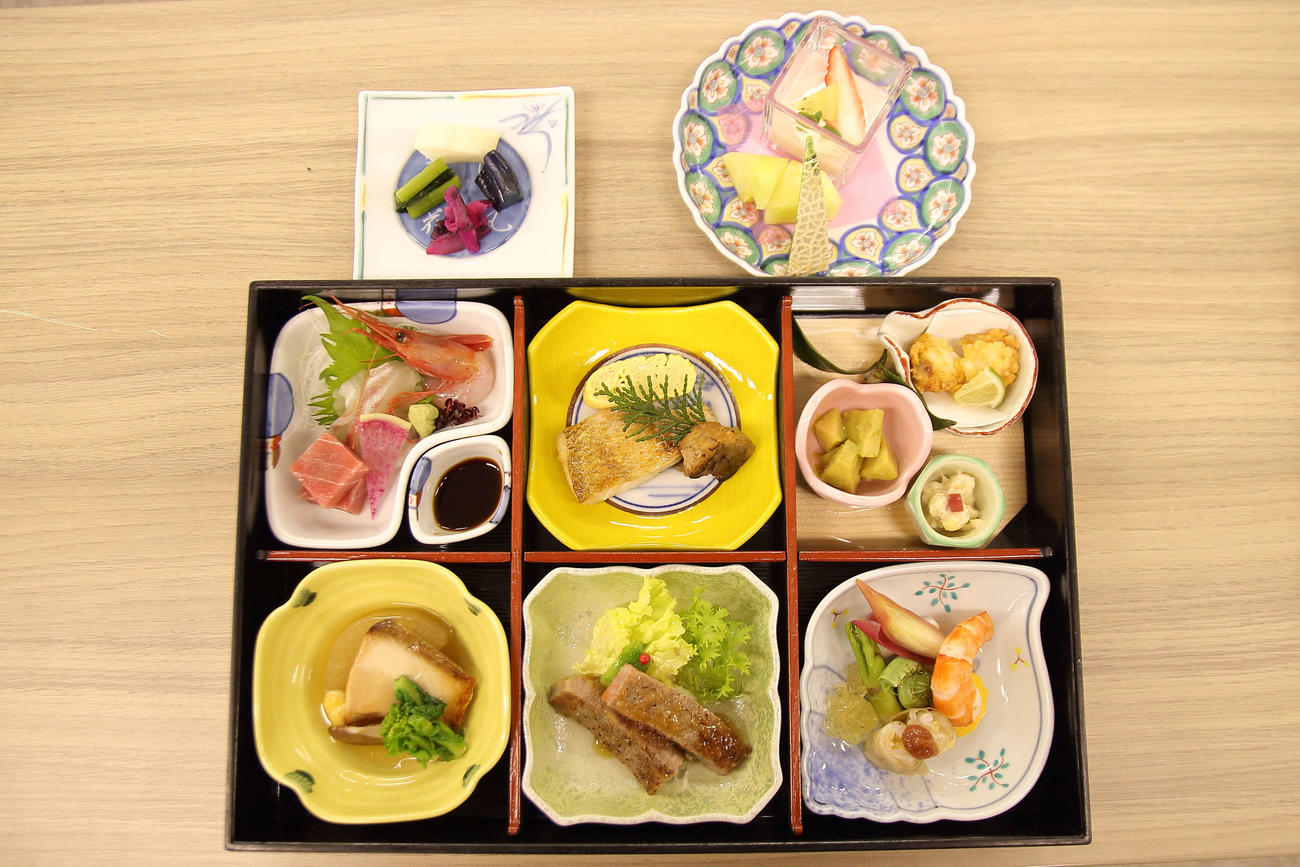 藤井聡太棋王、増田康宏八段の昼食「加賀会席弁当」（日本将棋連盟提供）