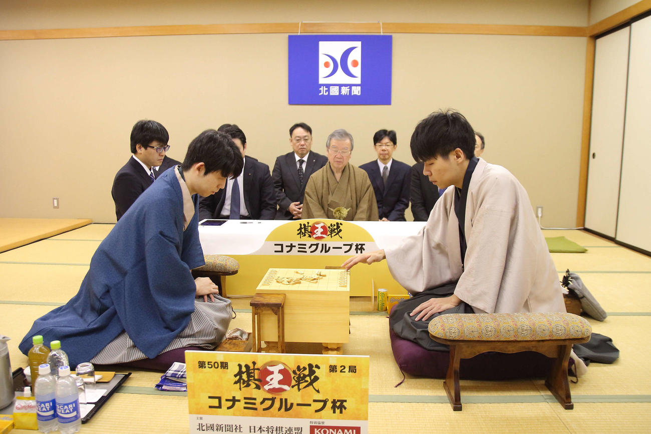 棋王戦5番勝負第2局に臨んだ藤井聡太棋王（左）増田康宏八段（日本将棋連盟提供）