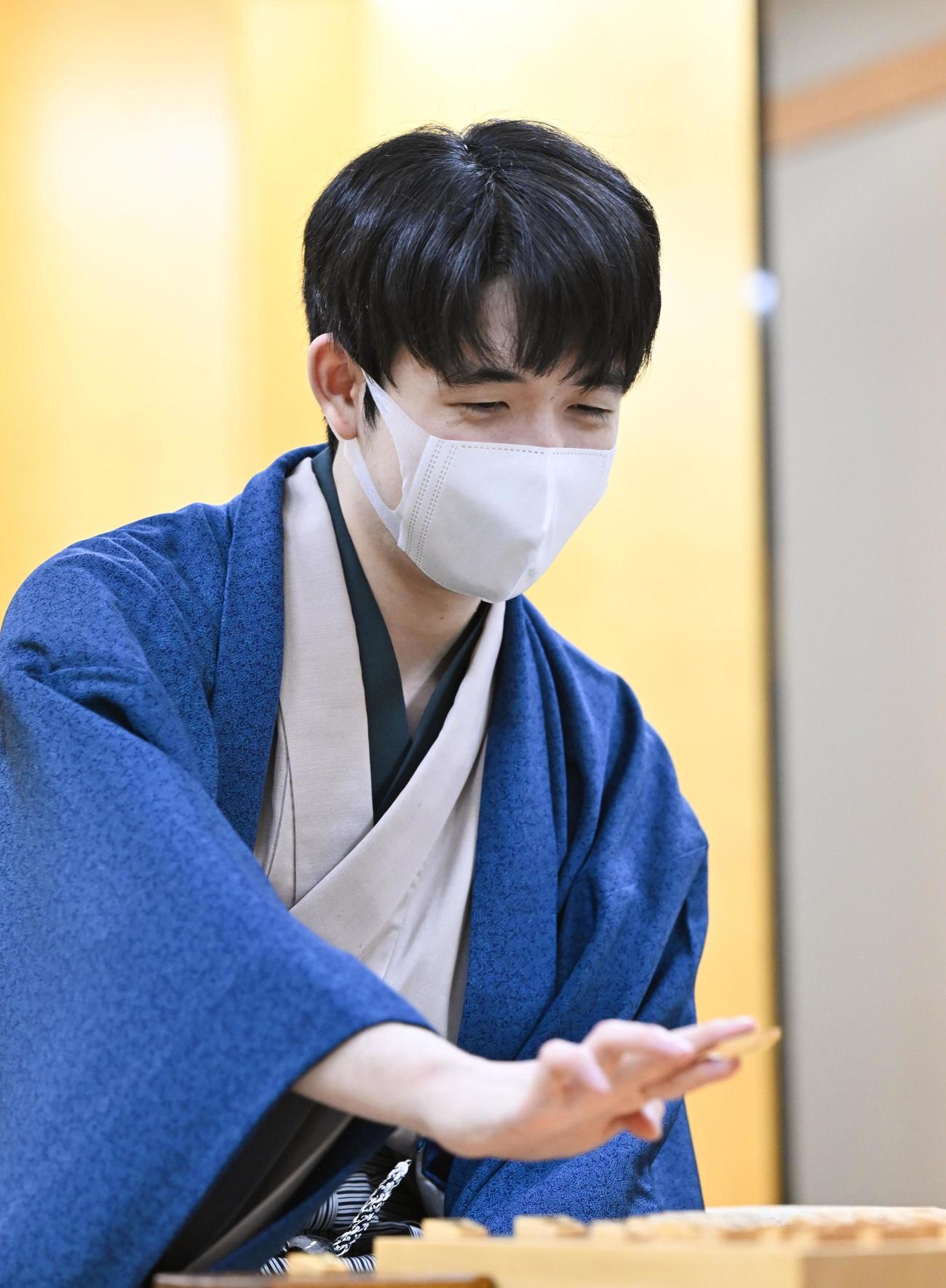 将棋の第50期棋王戦コナミグループ杯5番勝負第2局で勝利し、対局を振り返る藤井聡太棋王（共同）