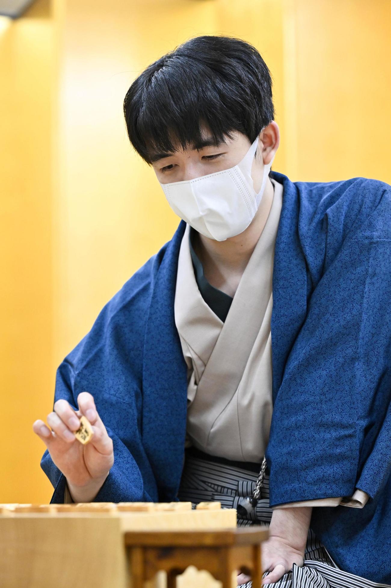 将棋の第50期棋王戦コナミグループ杯5番勝負第2局で勝利し、対局を振り返る藤井聡太棋王（共同）