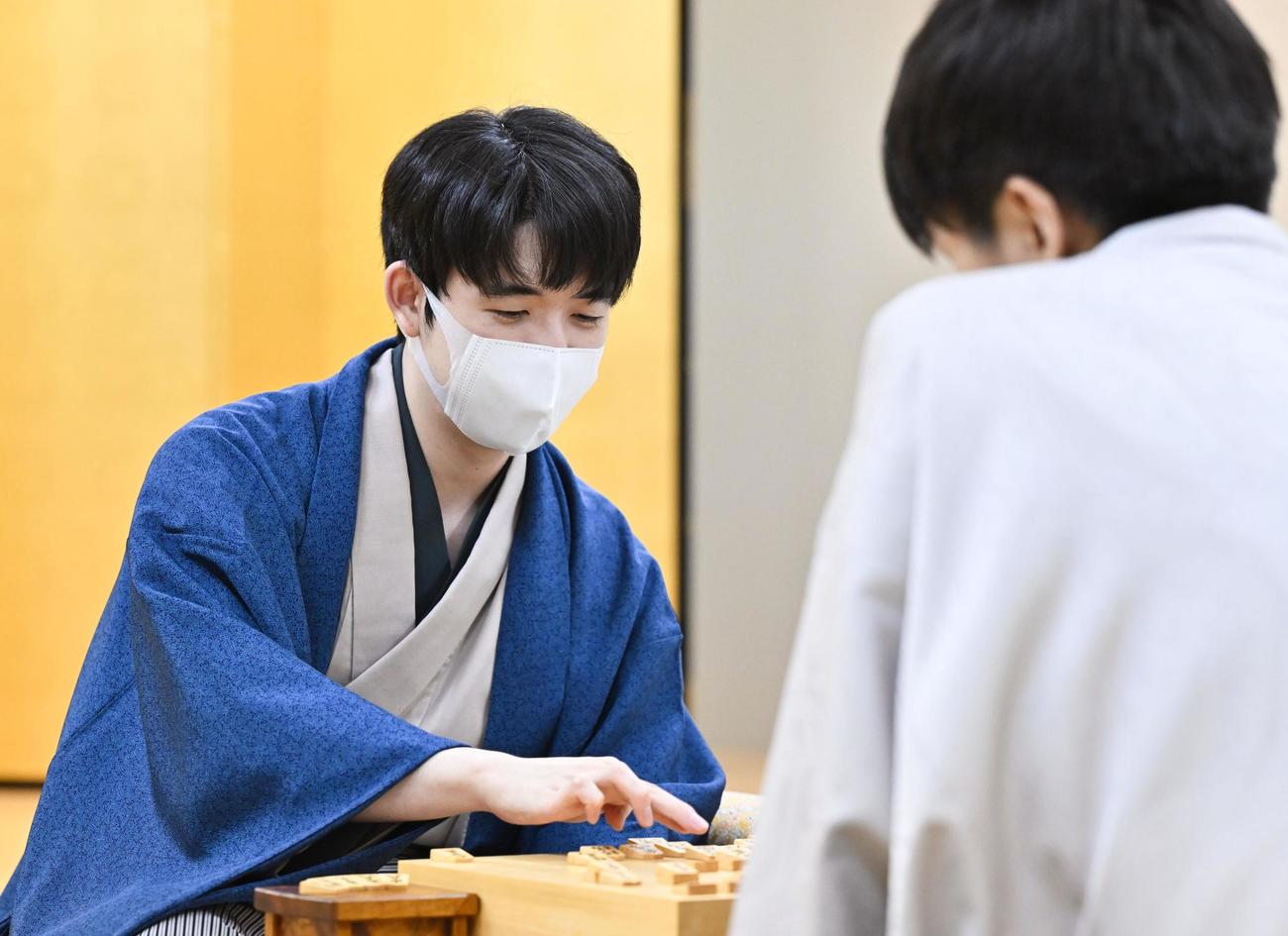 将棋の第50期棋王戦コナミグループ杯5番勝負第2局で増田康宏八段（右）を破り、対局を振り返る藤井聡太棋王（共同）