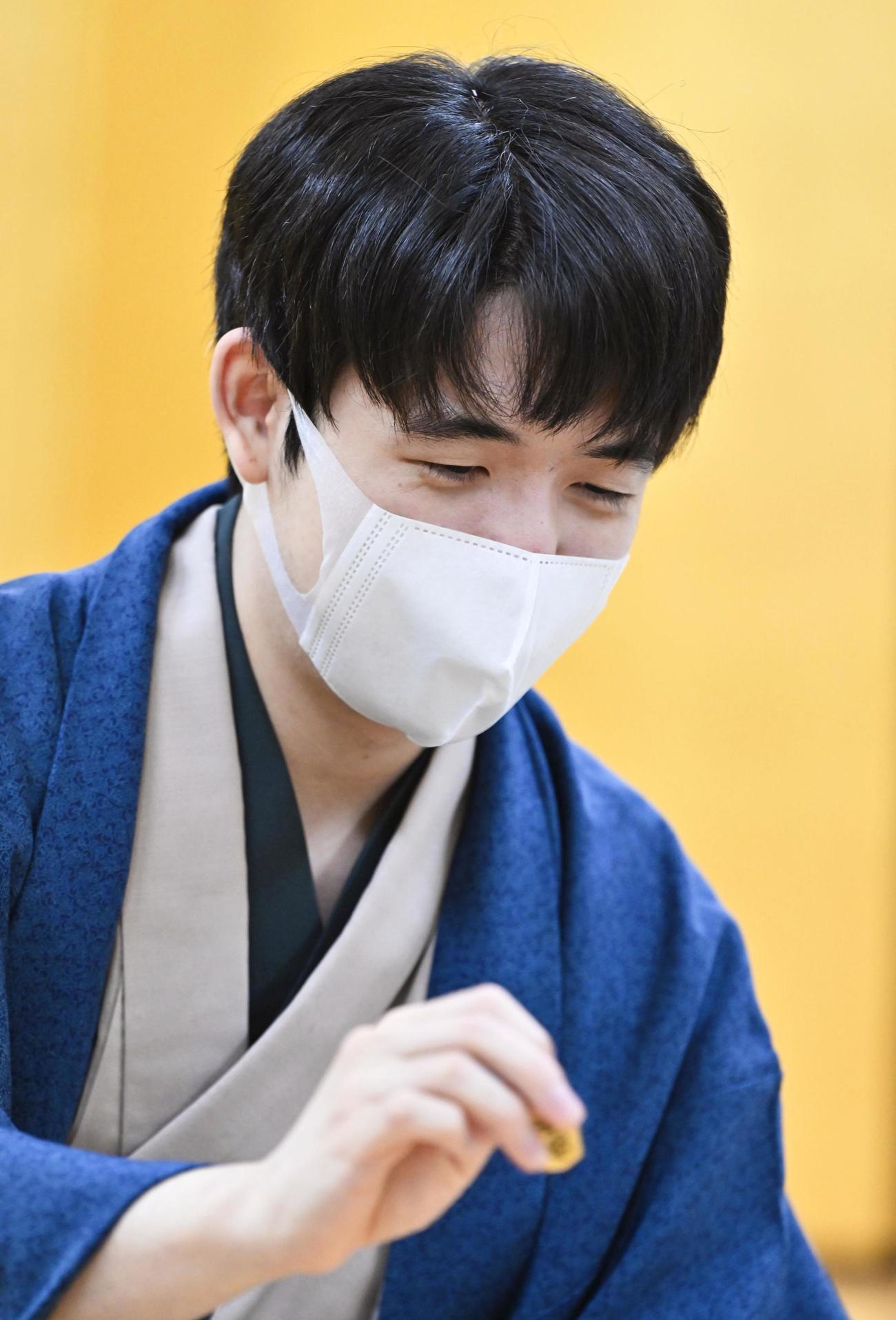 将棋の第50期棋王戦コナミグループ杯5番勝負第2局で勝利した藤井聡太棋王（共同）