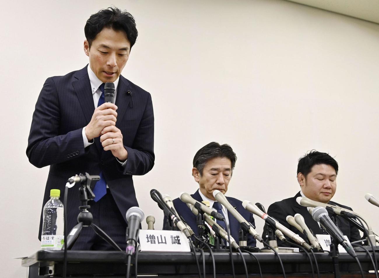 記者会見で謝罪する維新の兵庫県議・増山誠氏（左）。中央は岸口実氏、右は白井孝明氏（共同）