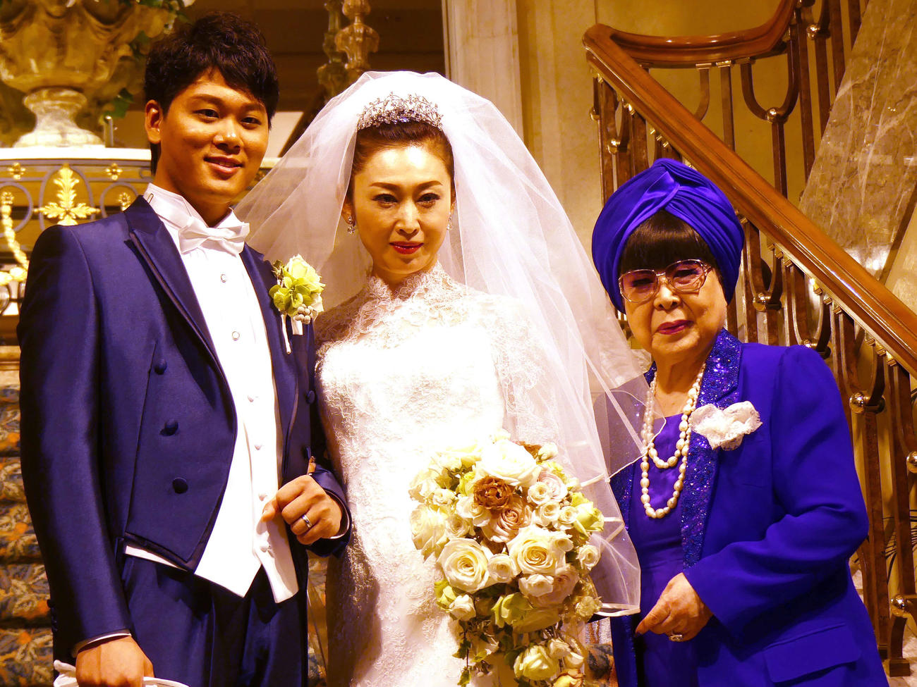 17年2月、中根雄也氏（左）と三原じゅん子氏の結婚式に出席した桂由美さん