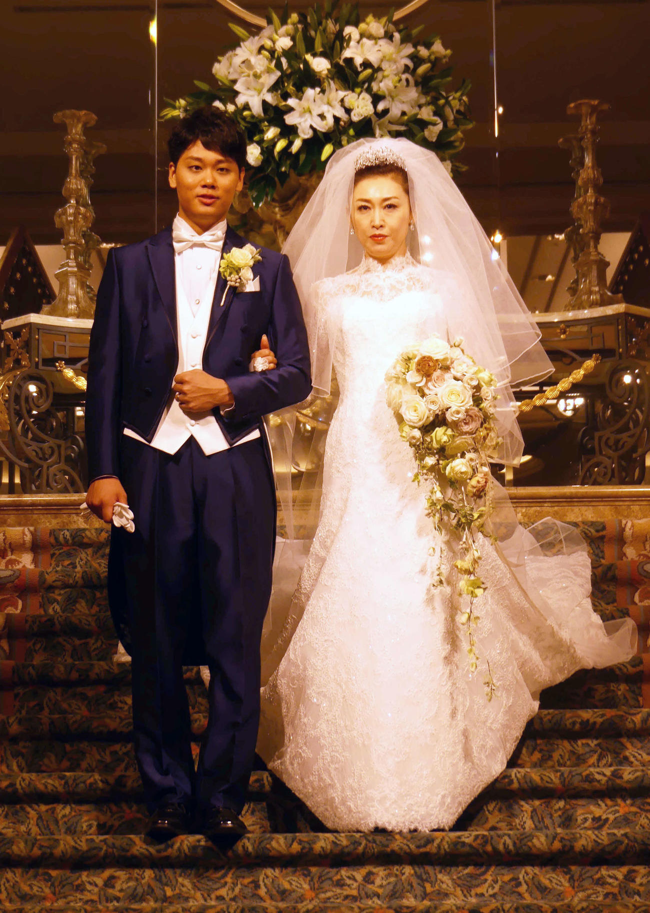 2017年2月、夫中根雄也氏（左）と結婚披露宴を行った三原じゅん子氏