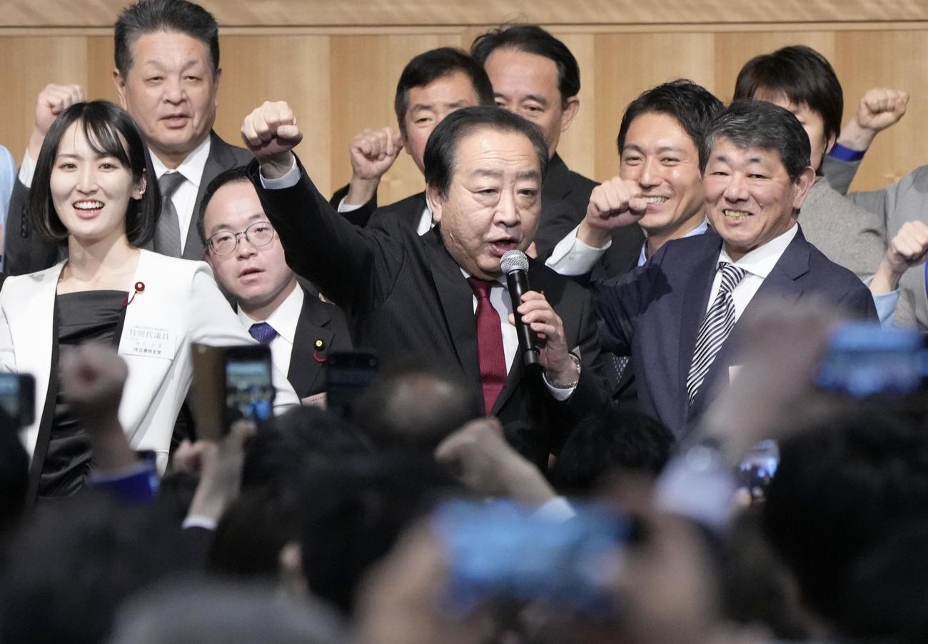 立憲民主党の党大会で気勢を上げる野田代表（中央）ら
