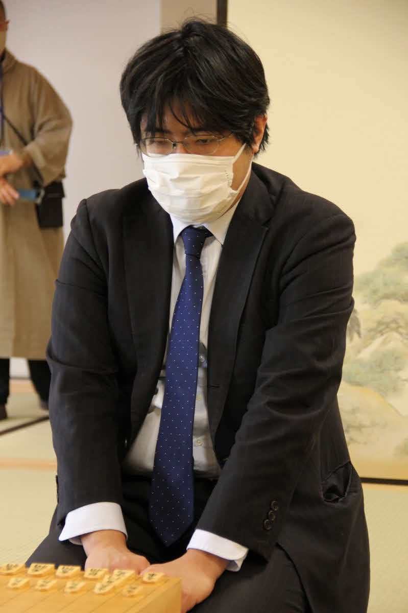 藤井聡太7冠との対局に臨む糸谷哲郎八段（日本将棋連盟提供）