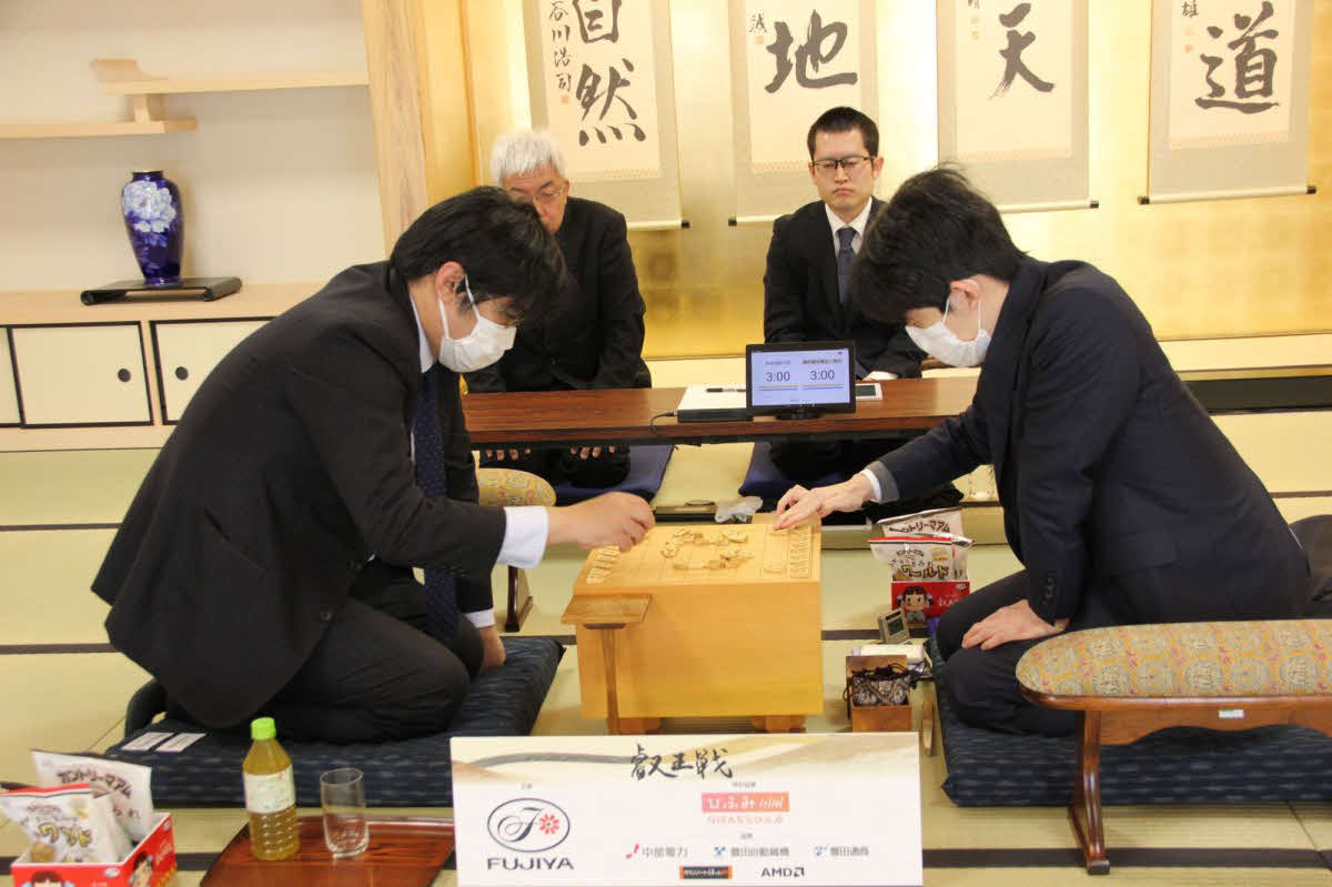 8冠復帰を目指して叡王戦本戦トーナメント準決勝で糸谷哲郎八段（左）と対戦する藤井聡太7冠（右、日本将棋連盟提供）
