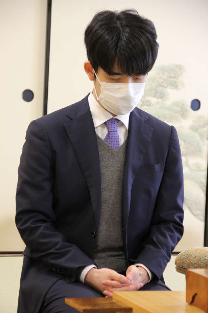 大阪府高槻市に移転した関西将棋会館で初めて対局する藤井聡太7冠（日本将棋連盟提供）