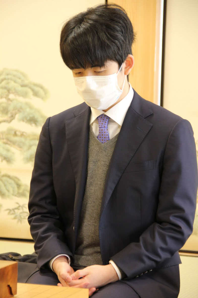 大阪府高槻市に移転した関西将棋会館で初めて対局する藤井聡太7冠（日本将棋連盟提供）