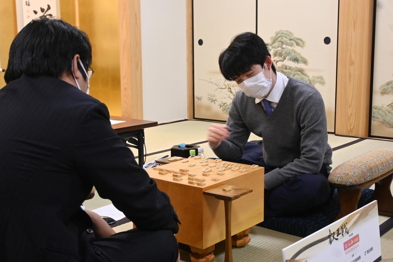 本戦トーナメント準決勝で敗退し、25年の全8冠再チャレンジが消滅した藤井聡太7冠。手前は糸谷哲郎八段（撮影・松浦隆司）