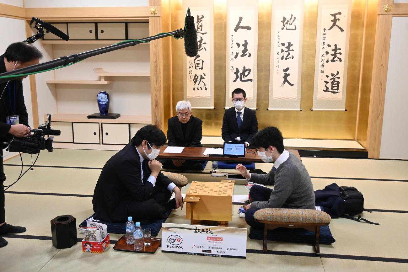 本戦トーナメント準決勝に臨み、決勝に進出した糸谷哲郎八段（右）、25年の全8冠再チャレンジが消滅した藤井聡太7冠（撮影・松浦隆司）