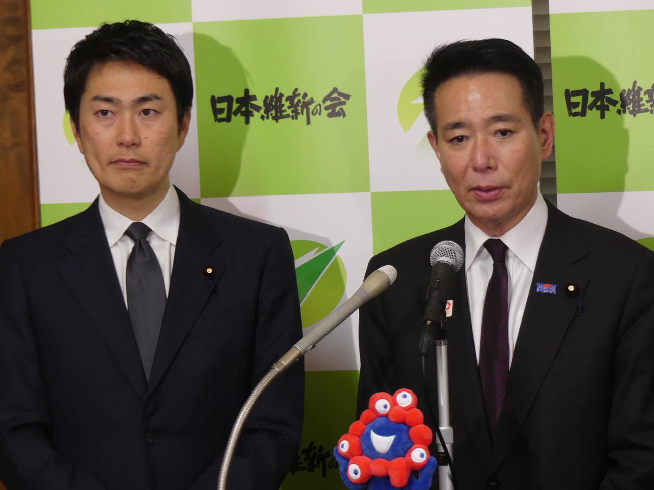 両院議員総会終了後、会見する日本維新の会の前原誠司共同代表。左は青柳仁士政調会長（撮影・中山知子）