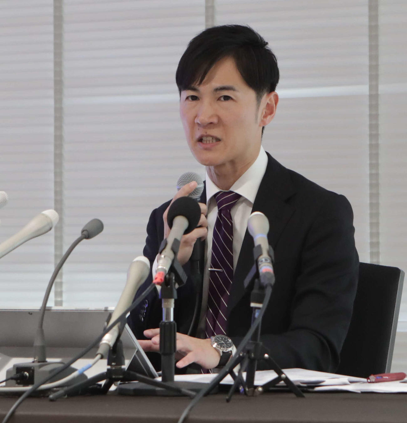 地域政党「再生の道」の会見に出席する石丸伸二氏