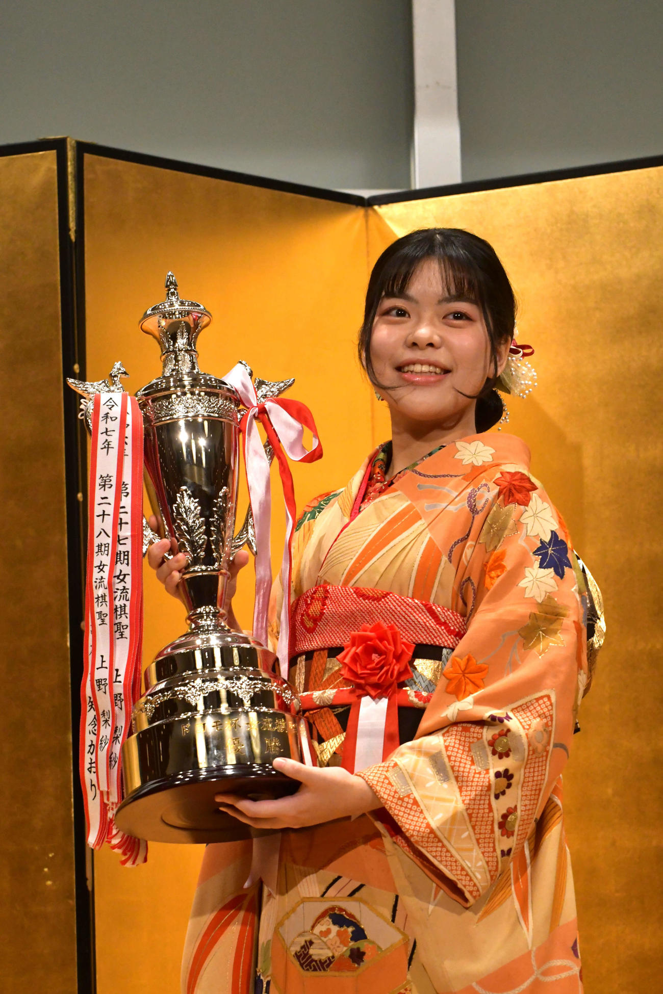 タイトル初防衛を果たしてドコモ杯を手にする上野梨紗女流棋聖